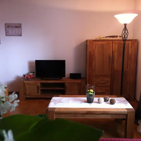 Sterne - Parkplaetze, Tram & Supermarkt Direkt Vor Der Tuer Braunschweig